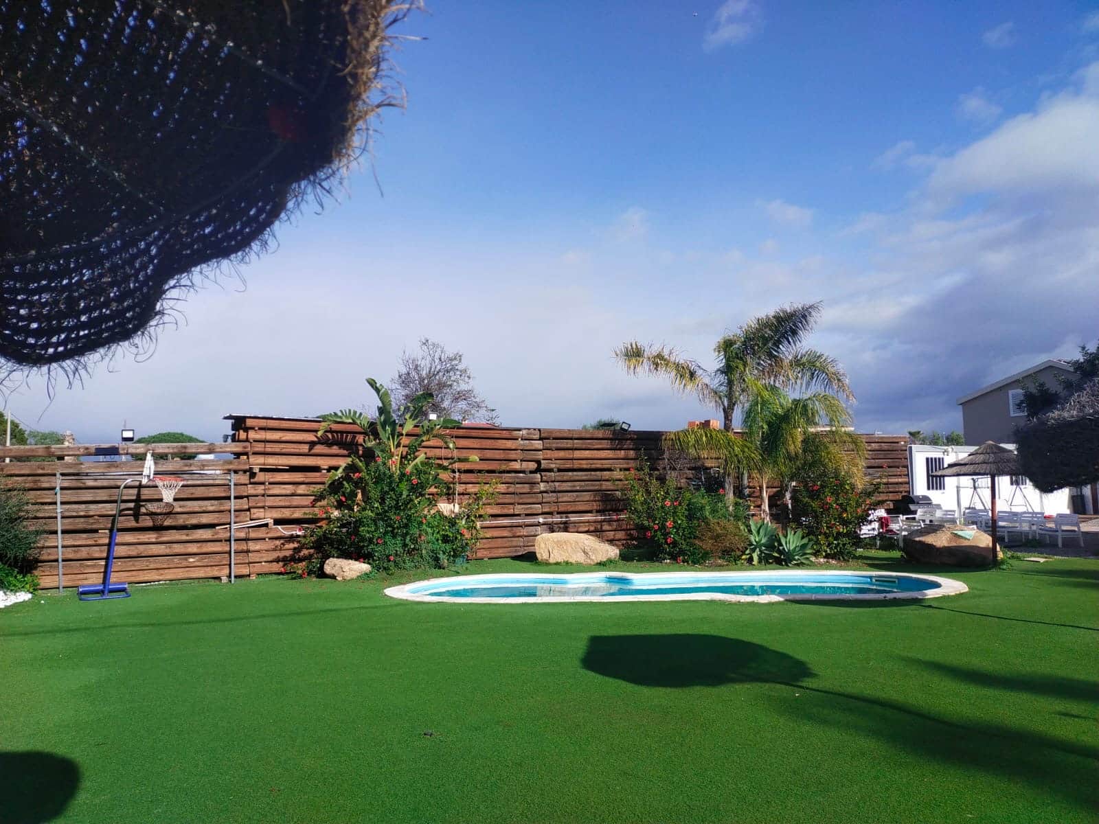 Vista panoramica della piscina e del giardino